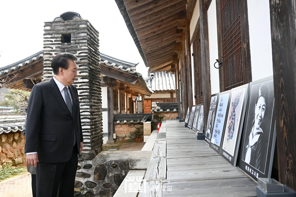 윤석열 대통령이 28일 충북 옥천군 고(故) 육영수 여사 생가를 방문해 전시된 사진을 바라보고 있다.