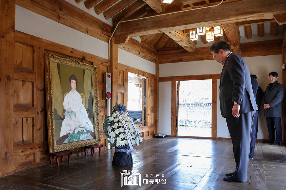 윤석열 대통령이 28일 충북 옥천군 고(故) 육영수 여사 생가를 방문해 헌화 뒤 묵념하고 있다.