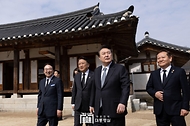 윤석열 대통령이 28일 충북 옥천군 고(故) 육영수 여사 생가를 방문해 생가 경내를 둘러보고 있다. 
