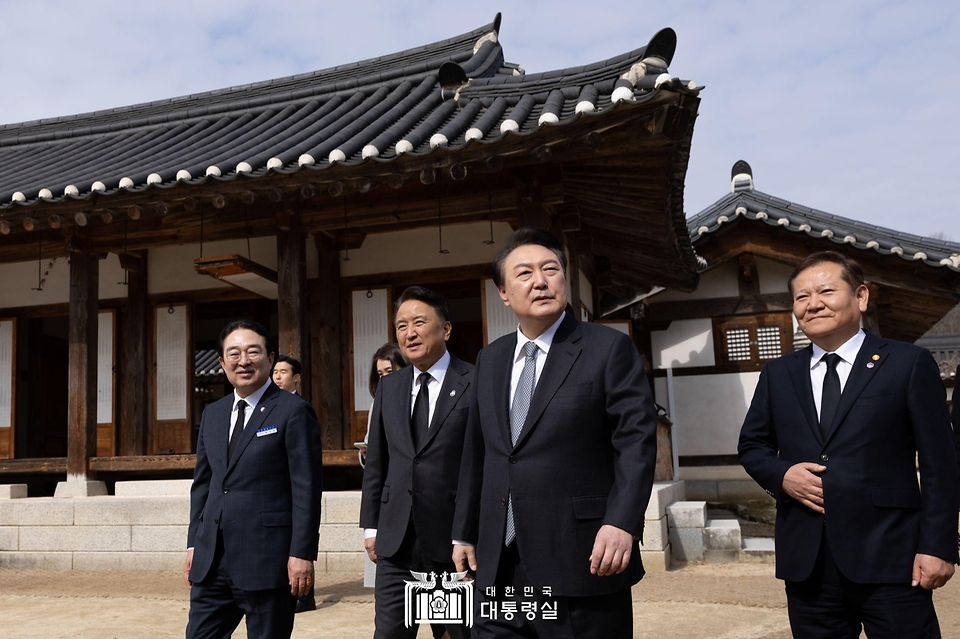 윤석열 대통령이 28일 충북 옥천군 고(故) 육영수 여사 생가를 방문해 생가 경내를 둘러보고 있다. 