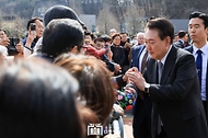 윤석열 대통령이 28일 충북 옥천군 고(故) 육영수 여사 생가를 방문해 인근 지역 주민들과 인사하고 있다.