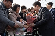 윤석열 대통령이 28일 충북 옥천군 고(故) 육영수 여사 생가를 방문해 어린이로부터 꽃다발을 받고 있다. 