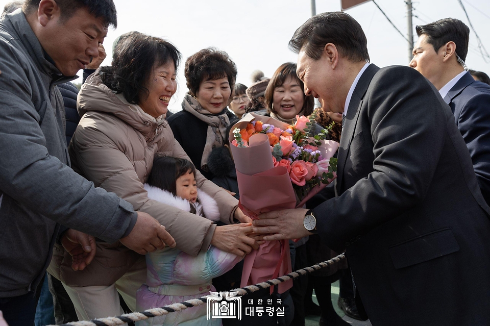 윤석열 대통령이 28일 충북 옥천군 고(故) 육영수 여사 생가를 방문해 어린이로부터 꽃다발을 받고 있다. 