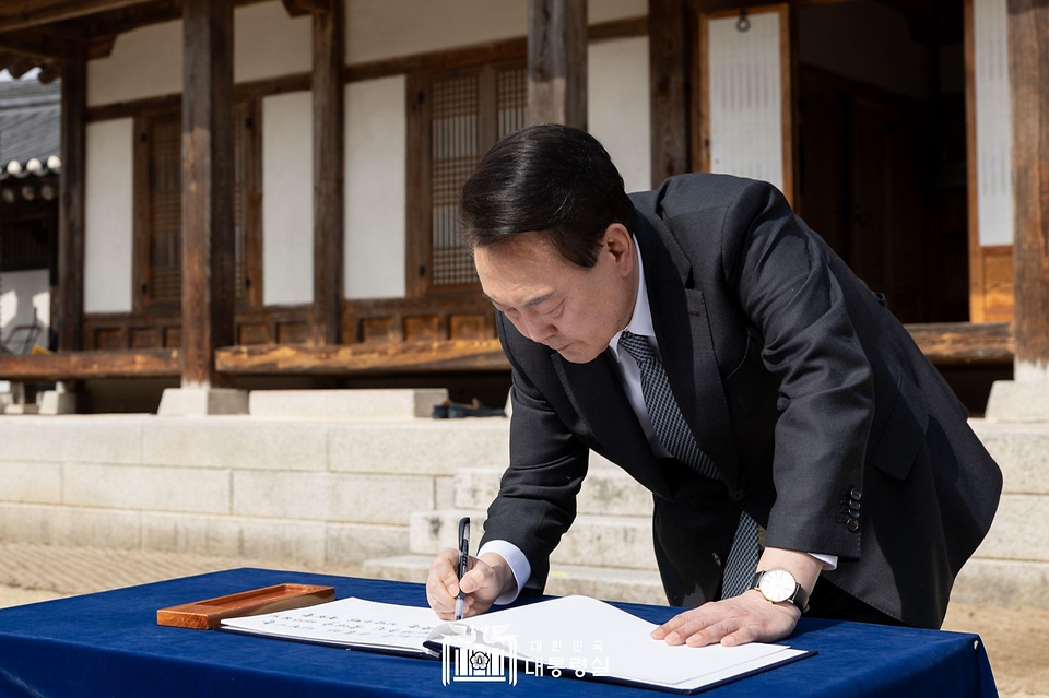 윤석열 대통령이 28일 충북 옥천군 고(故) 육영수 여사 생가를 방문해 방명록을 작성하고 있다.