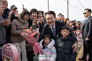 윤석열 대통령이 28일 충북 옥천군 고(故) 육영수 여사 생가를 방문해 꽃다발을 받은 뒤 어린이들과 기념촬영을 하고 있다. 
