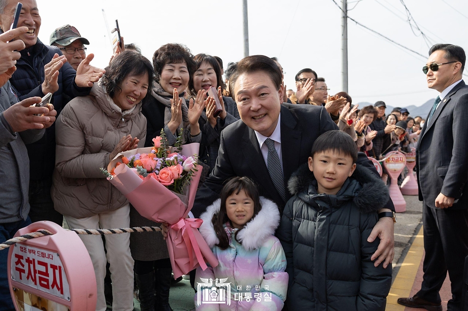 윤석열 대통령이 28일 충북 옥천군 고(故) 육영수 여사 생가를 방문해 꽃다발을 받은 뒤 어린이들과 기념촬영을 하고 있다. 