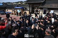 윤석열 대통령이 28일 충북 옥천군 고(故) 육영수 여사 생가를 방문해 인근 지역 주민들과 인사하고 있다.