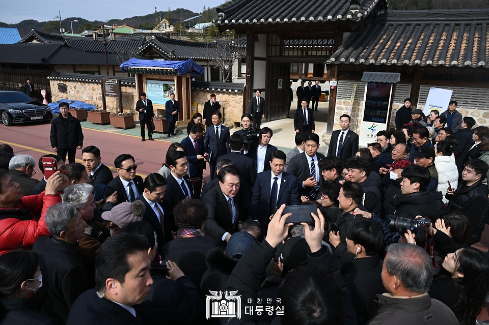 윤석열 대통령이 28일 충북 옥천군 고(故) 육영수 여사 생가를 방문해 인근 지역 주민들과 인사하고 있다.