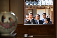 윤석열 대통령이 28일 충북 옥천군 고(故) 육영수 여사 생가를 방문해 내부를 둘러보고 있다.