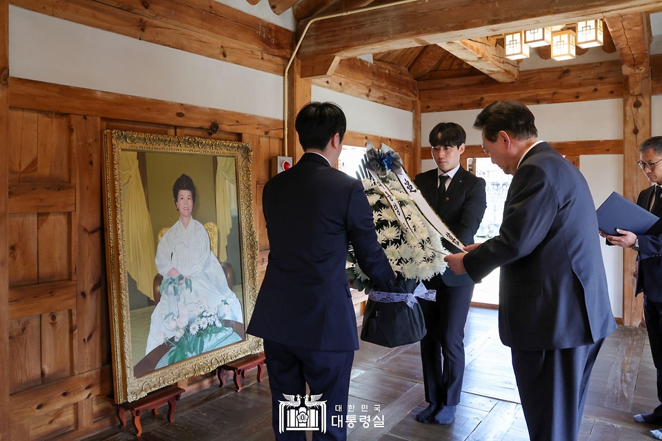 윤석열 대통령이 28일 충북 옥천군 고(故) 육영수 여사 생가를 방문해 헌화하고 있다. 