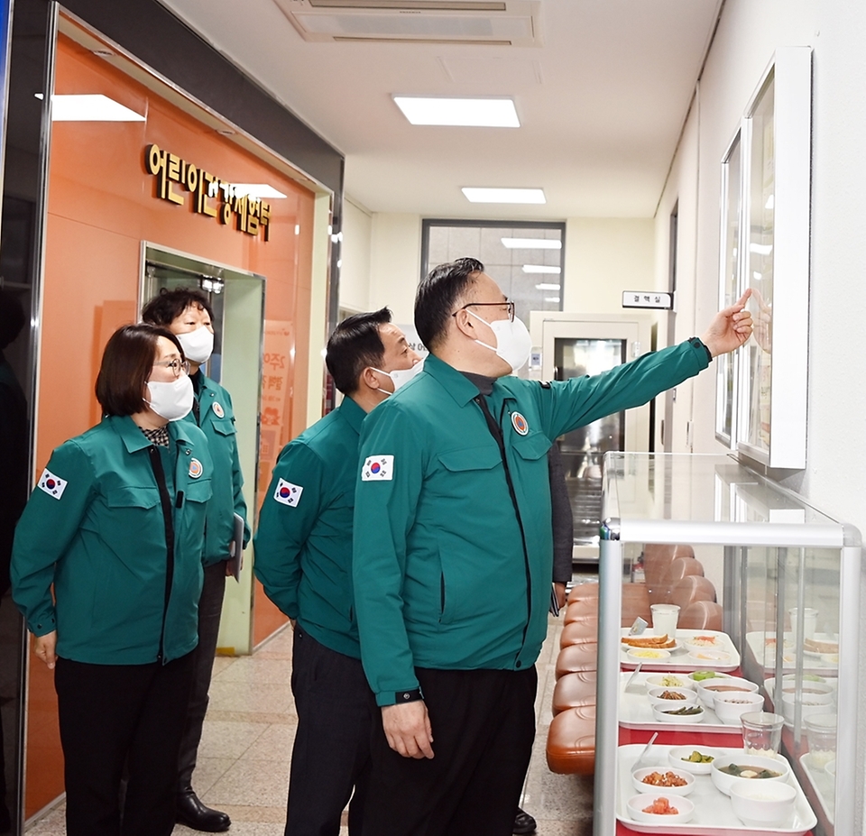 이한경 행정안전부 재난안전관리본부장이 2일 대전시 서구보건소를 방문하여 의료공백 최소화를 위한 현장시설을 둘러보고 있다.