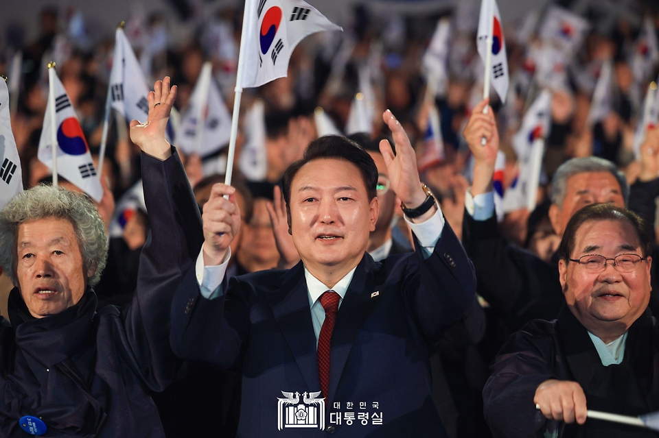 윤석열 대통령이 1일 서울 중구 유관순 기념관에서 열린 ‘제105주년 3·1절 기념식’에서 3·1절 만세 삼창을 하고 있다.