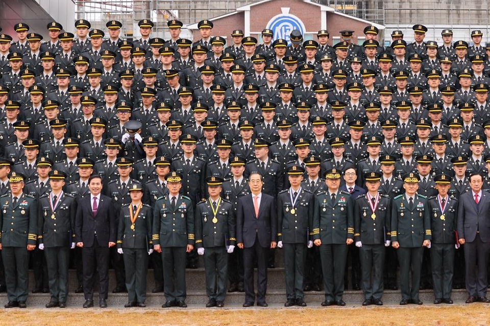 한덕수 국무총리가 29일 경북 영천시 육군3사관학교에서 열린 제59기 졸업 및 임관식에서 임관장교들과 기념 촬영을 하고 있다. 