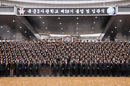 한덕수 국무총리가 29일 경북 영천시 육군3사관학교에서 열린 제59기 졸업 및 임관식에서 임관장교들과 기념 촬영을 하고 있다. 