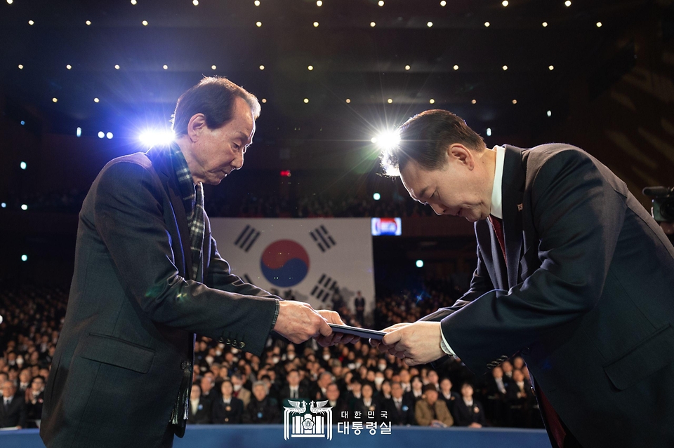 윤석열 대통령이 1일 서울 중구 유관순 기념관에서 열린 ‘제105주년 3·1절 기념식’에서 고(故) 정진웅 선생의 유족에게 대통령 표창을 수여하고 있다.