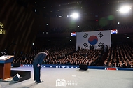 윤석열 대통령이 1일 서울 중구 유관순 기념관에서 열린 ‘제105주년 3·1절 기념식’에서 기념사를 마친 뒤 인사하고 있다.