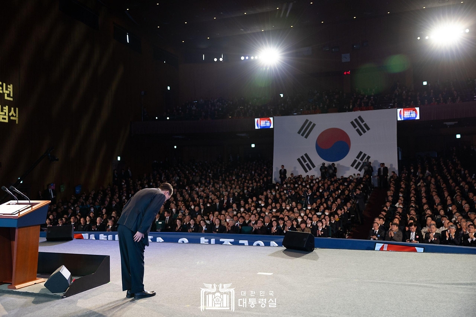 윤석열 대통령이 1일 서울 중구 유관순 기념관에서 열린 ‘제105주년 3·1절 기념식’에서 기념사를 마친 뒤 인사하고 있다.