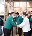 이한경 행정안전부 재난안전관리본부장이 29일 부산광역시 부산의료원을 찾아 비상진료체계를 점검하며 의료진을 격려하고 있다.