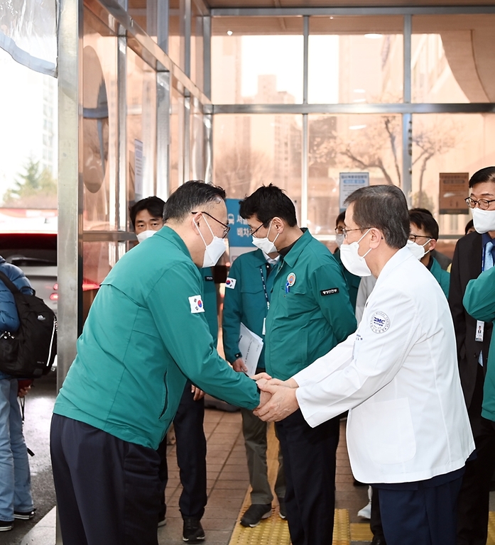 이한경 행정안전부 재난안전관리본부장이 29일 부산광역시 부산의료원을 찾아 비상진료체계를 점검하며 의료진을 격려하고 있다.