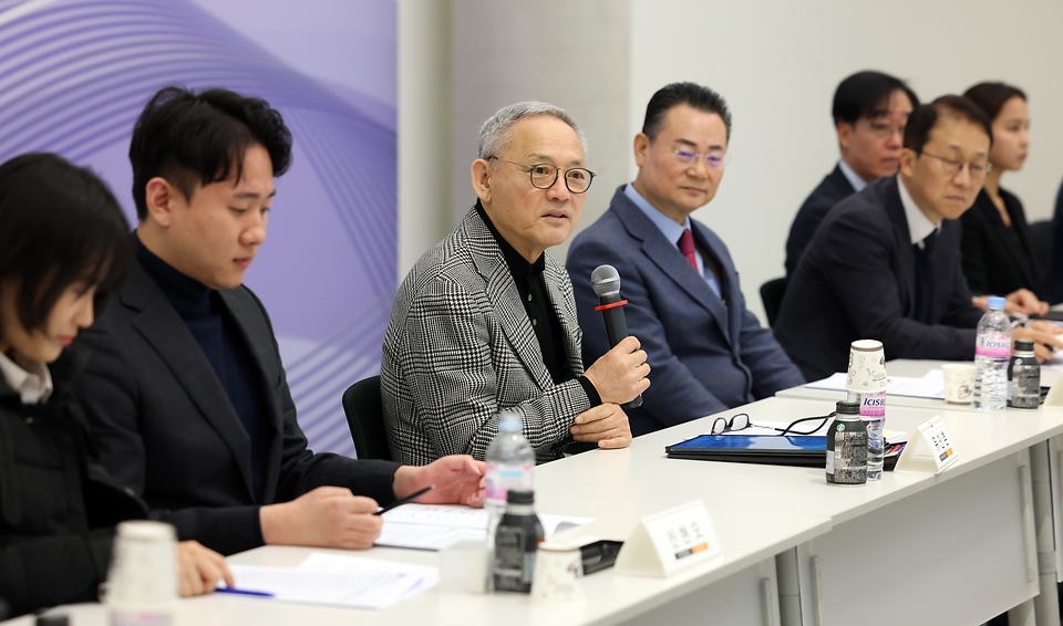 유인촌 문화체육관광부 장관이 4일 서울 종로구 국립현대미술관 서울관에서 열린 자유롭고 창의적인 문화·스포츠·관광산업 진흥을 위한 규제혁신 추진회의에서 모두 발언을 하고 있다.