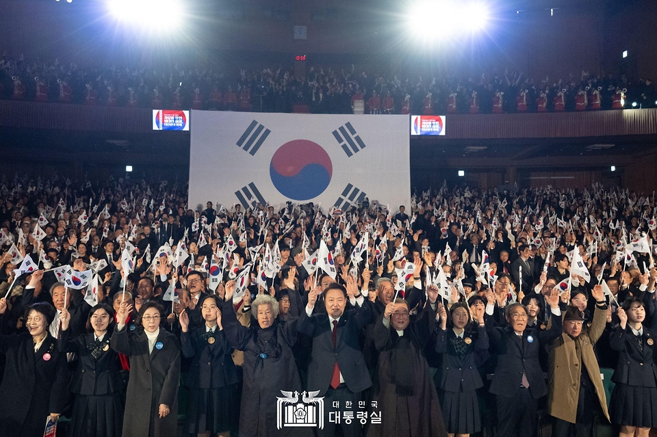 윤석열 대통령이 1일 서울 중구 유관순 기념관에서 열린 ‘제105주년 3·1절 기념식’에서 3·1절 만세 삼창을 하고 있다.