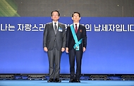 최상목 경제부총리 겸 기획재정부 장관이 4일 서울 중구 동대문디자인플라자(DDP)에서 열린 ‘제58회 납세자의 날 기념식’에서 김종원 동서 대표에게 금탑산업훈장을 수여한 후 기념 촬영을 하고 있다. 