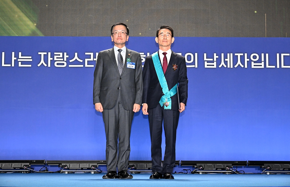 최상목 경제부총리 겸 기획재정부 장관이 4일 서울 중구 동대문디자인플라자(DDP)에서 열린 ‘제58회 납세자의 날 기념식’에서 김종원 동서 대표에게 금탑산업훈장을 수여한 후 기념 촬영을 하고 있다. 