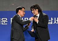 최상목 경제부총리 겸 기획재정부 장관이 4일 서울 중구 동대문디자인플라자(DDP)에서 열린 ‘제58회 납세자의 날 기념식’에서 배우 강하늘에게 대통령 표창을 수여하고 있다. 