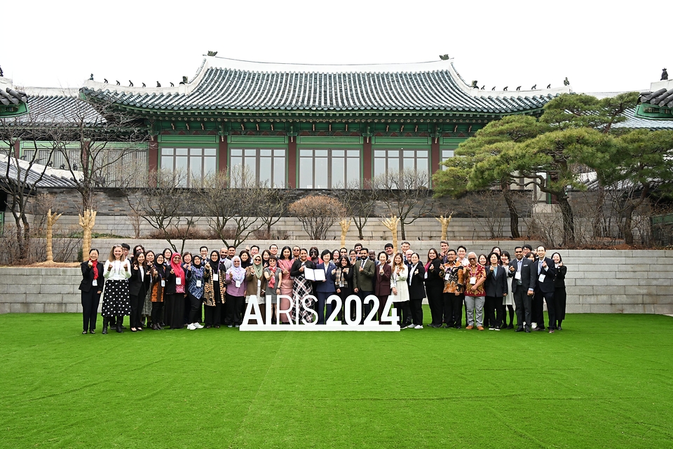 오유경 식품의약품안전처장이 29일 서울 중구 신라호텔에서 한미 양국이 공동으로 주최한 ‘국제 인공지능 의료제품 규제 심포지엄(AIRIS 2024)을 성황리에 마치고 주요 내빈들과 기념 촬영을 하고 있다.