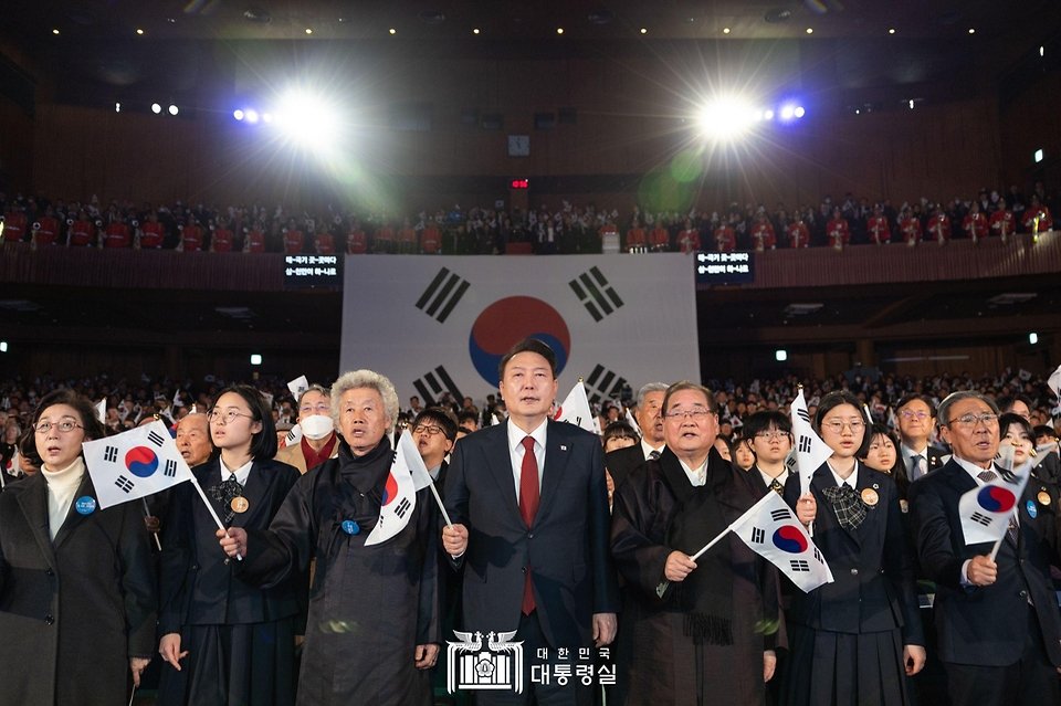 윤석열 대통령이 1일 서울 중구 유관순 기념관에서 열린 ‘제105주년 3·1절 기념식’에서 3·1절 노래를 제창하고 있다.