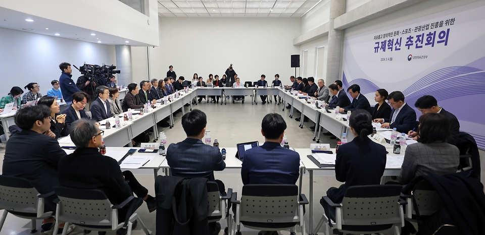 유인촌 문화체육관광부 장관이 4일 서울 종로구 국립현대미술관 서울관에서 열린 자유롭고 창의적인 문화·스포츠·관광산업 진흥을 위한 규제혁신 추진회의에서 모두 발언을 하고 있다.