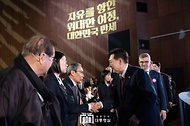 윤석열 대통령이 1일 서울 중구 유관순 기념관에서 열린 ‘제105주년 3·1절 기념식’에 입장하며 참석자와 인사하고 있다.