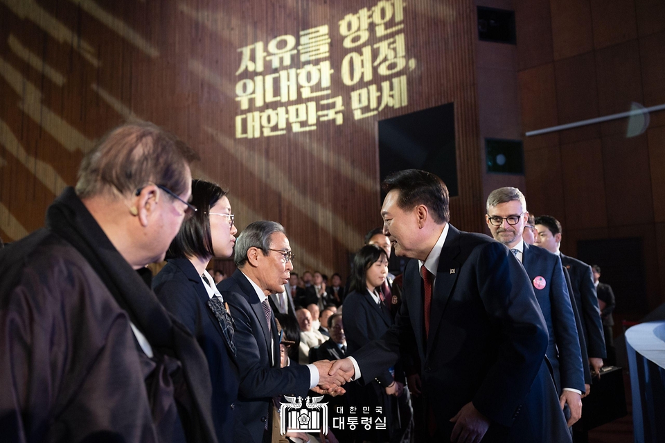 윤석열 대통령이 1일 서울 중구 유관순 기념관에서 열린 ‘제105주년 3·1절 기념식’에 입장하며 참석자와 인사하고 있다.