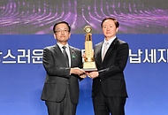 최상목 경제부총리 겸 기획재정부 장관이 4일 서울 중구 동대문디자인플라자(DDP)에서 열린 ‘제58회 납세자의 날 기념식’에서 우기홍 대한항공 사장에게 국세 칠천억원 탑을 수여한 후 기념 촬영을 하고 있다. 