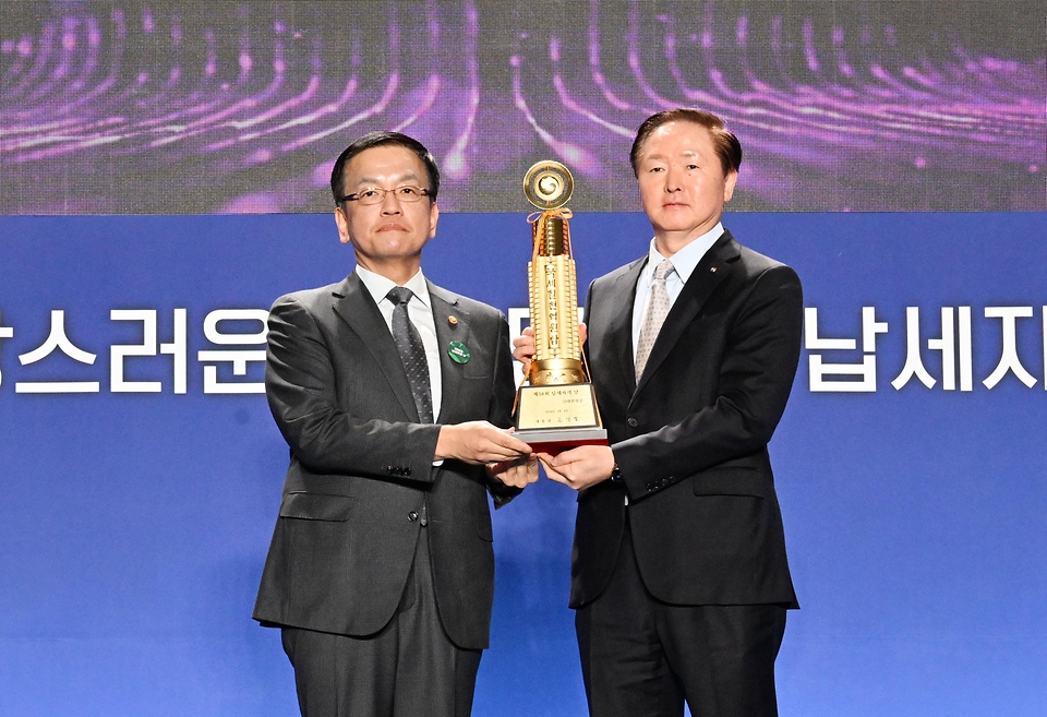 최상목 경제부총리 겸 기획재정부 장관이 4일 서울 중구 동대문디자인플라자(DDP)에서 열린 ‘제58회 납세자의 날 기념식’에서 우기홍 대한항공 사장에게 국세 칠천억원 탑을 수여한 후 기념 촬영을 하고 있다. 