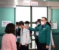 이한경 행정안전부 재난안전관리본부장이 29일 부산광역시 부산의료원을 찾아 비상진료체계를 점검하며 간호사를 격려하고 있다.