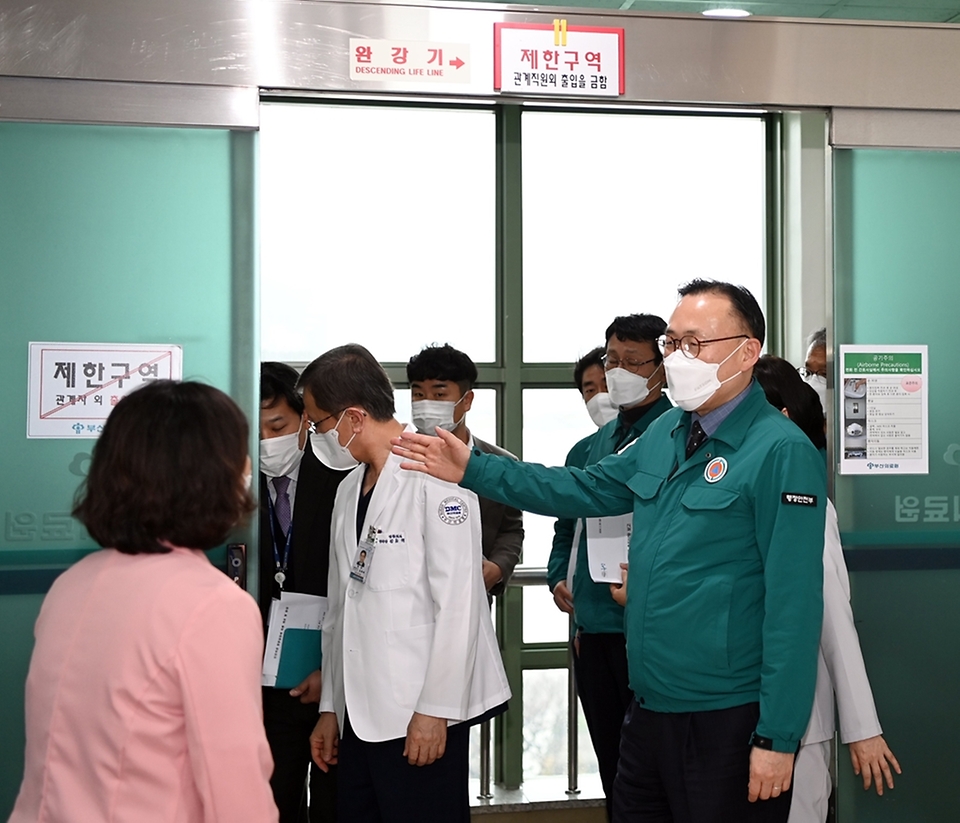 이한경 행정안전부 재난안전관리본부장이 29일 부산광역시 부산의료원을 찾아 비상진료체계를 점검하며 간호사를 격려하고 있다.