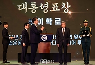 윤석열 대통령이 1일 서울 중구 유관순 기념관에서 열린 ‘제105주년 3·1절 기념식’에서 고(故) 이학로 선생의 유족에게 대통령 표창을 수여한 뒤 박수를 치고 있다. 