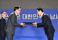 최상목 경제부총리 겸 기획재정부 장관이 4일 서울 중구 동대문디자인플라자(DDP)에서 열린 ‘제58회 납세자의 날 기념식’에서 김종원 동서 대표에게 금탑산업훈장을 수여하고 있다.