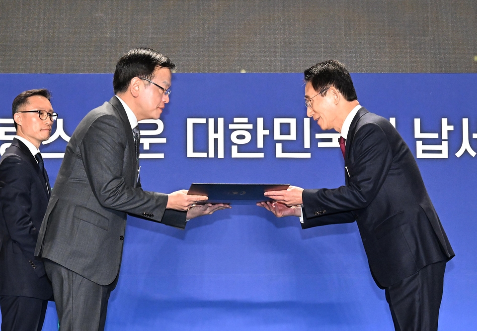 최상목 경제부총리 겸 기획재정부 장관이 4일 서울 중구 동대문디자인플라자(DDP)에서 열린 ‘제58회 납세자의 날 기념식’에서 김종원 동서 대표에게 금탑산업훈장을 수여하고 있다.
