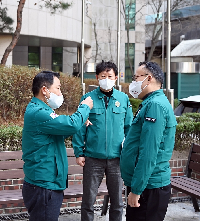 이한경 행정안전부 재난안전관리본부장이 2일 대전시 서구보건소를 방문하여 서철모 서구청장(왼쪽)으로부터 애로사항을 청취하고 있다.