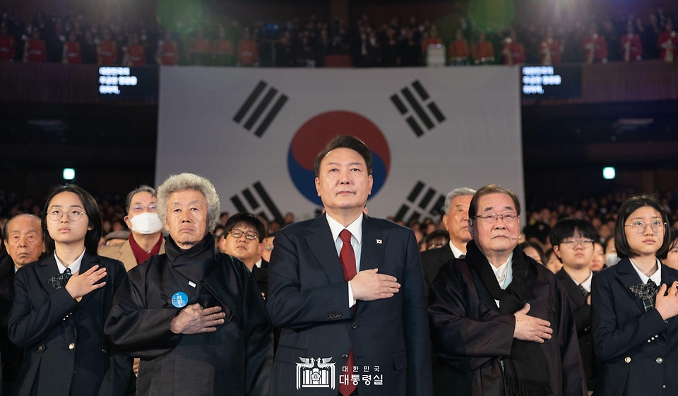 윤석열 대통령이 1일 서울 중구 유관순 기념관에서 열린 ‘제105주년 3·1절 기념식’에서 국기에 경례하고 있다. 