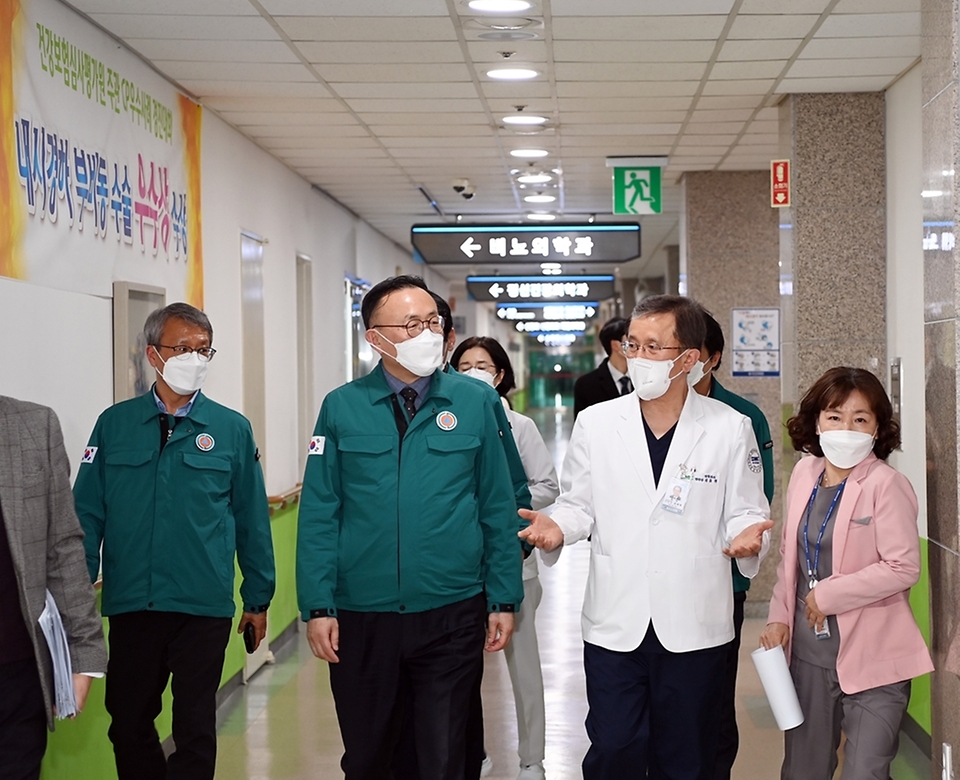 이한경 행정안전부 재난안전관리본부장이 29일 부산광역시 부산의료원을 방문하여 비상진료체계 등 지역 필수의료 대응상황을 점검하고 있다.