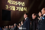 윤석열 대통령이 1일 서울 중구 유관순 기념관에서 열린 ‘제105주년 3·1절 기념식’에서 애국가를 제창하고 있다.