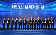 최상목 경제부총리 겸 기획재정부 장관이 4일 서울 중구 동대문디자인플라자(DDP)에서 열린 ‘제58회 납세자의 날 기념식’에서 국세 칠천억원 탑을 수상한 우기홍 대한항공 사장(왼쪽에서 여덟번째) 등 고액납세탑 수상자들과 기념 촬영을 하고 있다.