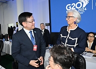 최상목 경제부총리 겸 기획재정부 장관이 28일(현지시간) 브라질 상파울루에서 열린 ‘G20 재무장관 중앙은행총재회의’에 앞서 크리스틴 라가르드(Christine Lagarde) 유럽중앙은행(ECB) 총재와 인사를 나누고 있다.
