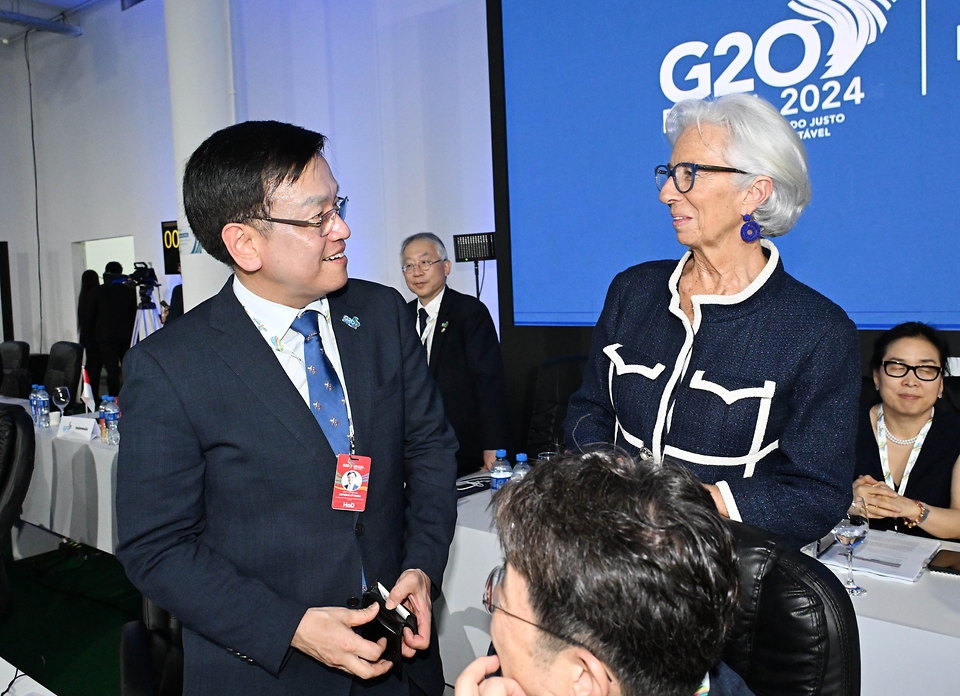 최상목 경제부총리 겸 기획재정부 장관이 28일(현지시간) 브라질 상파울루에서 열린 ‘G20 재무장관 중앙은행총재회의’에 앞서 크리스틴 라가르드(Christine Lagarde) 유럽중앙은행(ECB) 총재와 인사를 나누고 있다.