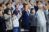 윤석열 대통령이 4일 대구 북구 엑스코에서 열린 제4회 국립공원의 날 및 팔공산 국립공원 승격 기념식에서 참석자들과 함께 기념 촬영을 하고 있다. 