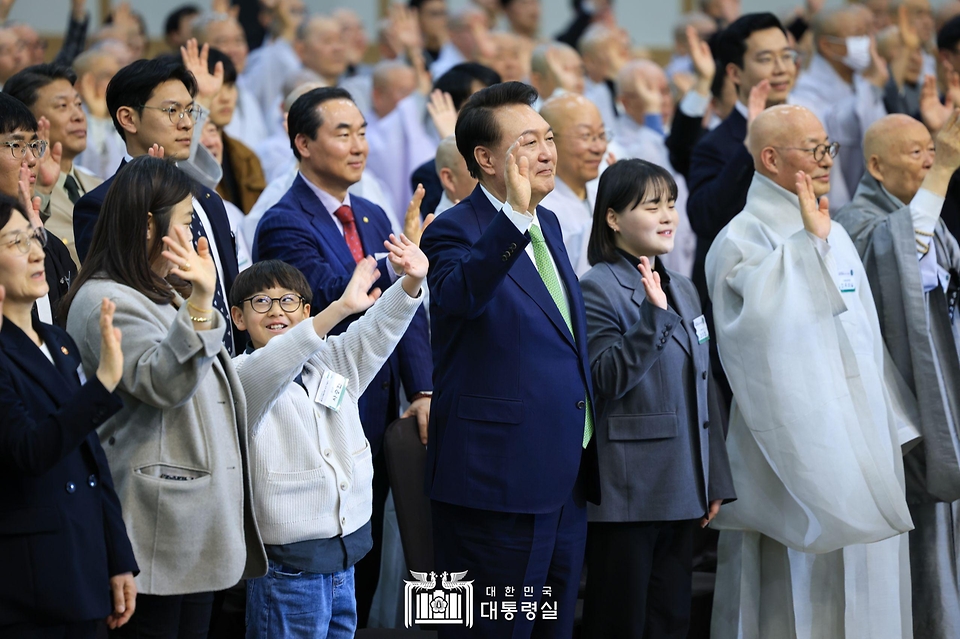 윤석열 대통령이 4일 대구 북구 엑스코에서 열린 제4회 국립공원의 날 및 팔공산 국립공원 승격 기념식에서 참석자들과 함께 기념 촬영을 하고 있다. 