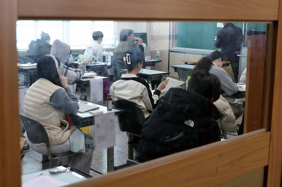 수험생들이 2일 국가공무원 5급 공채 및 외교관 후보자 선발 제1차시험장인 서울 강남구 개원중학교에서 시험 시작을 기다리고 있다.